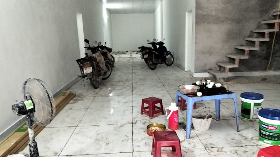 Bên trong một công trình 3 tầng đã được lát gạch nền tại tầng 1. img20250513101215-01.jpg