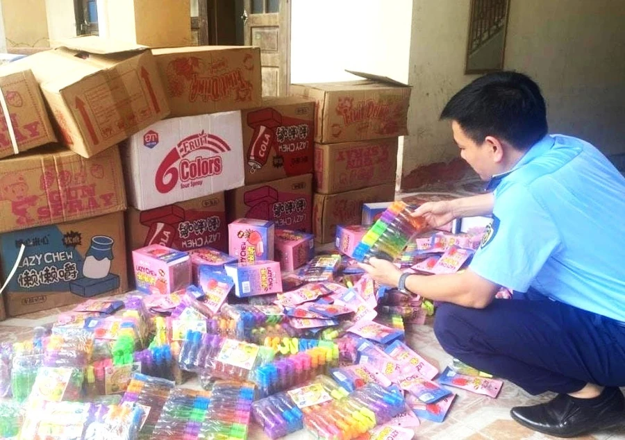 Hàng hoá tại cơ sở kinh doanh của hộ gia đình bà Phạm Thị Bé bị thu giữ do không có hoá đơn, chứng từ và nguồn gốc.