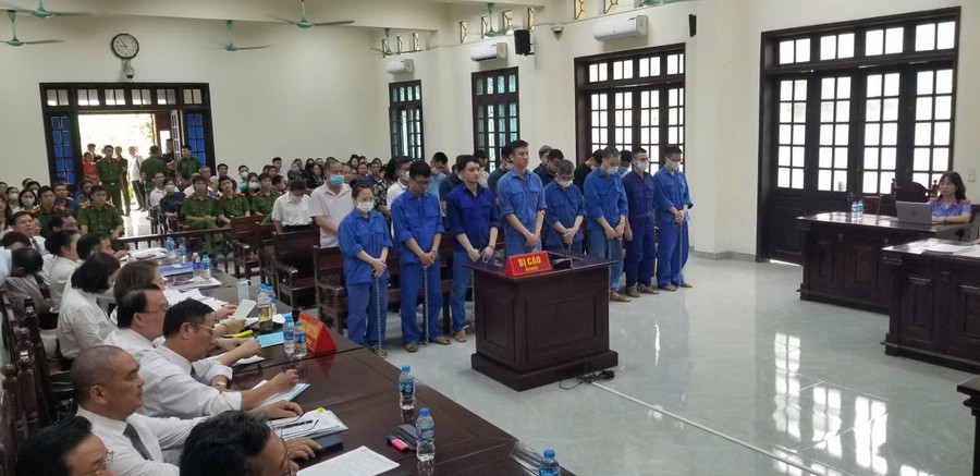 14 bị cáo nguyên là cán bộ, công chức Hải quan Hải Phòng hầu toà cùng 8 bị can trong vụ buôn gỗ lậu. hdxx.jpg