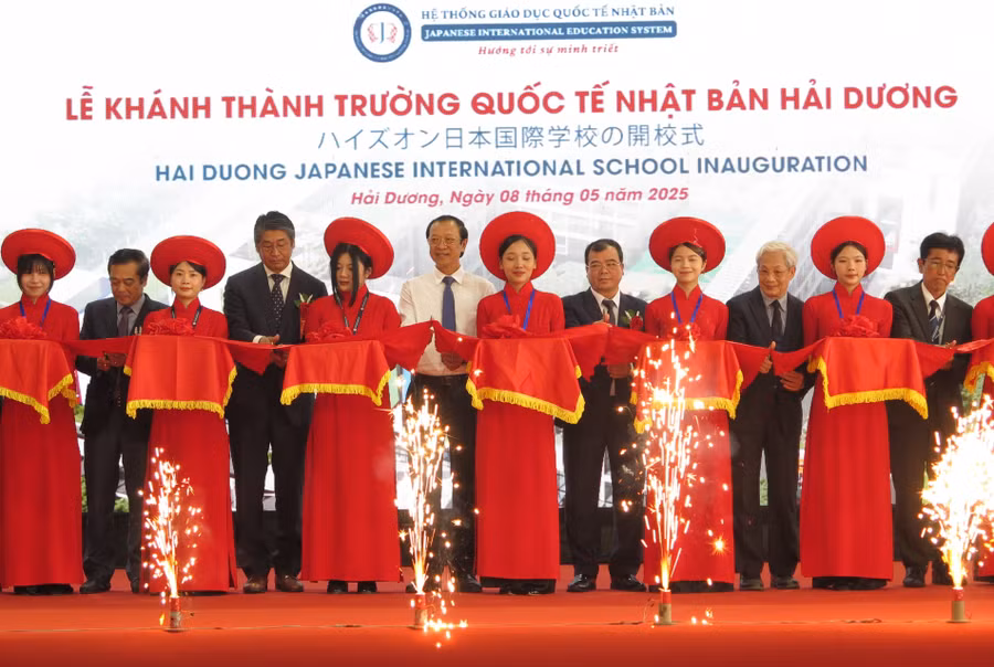 Đại diện lãnh đạo Bộ GD&ĐT, Đại sứ quán Nhật Bản tại Việt Nam, tỉnh Hải Dương... tham gia cắt băng khánh thành trường quốc tế Nhật Bản tại Hải Dương.
