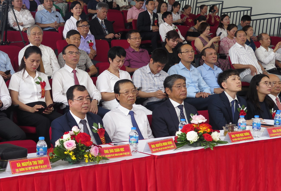 Thứ trưởng Bộ GD&ĐT Phạm Ngọc Thưởng (thứ 2 từ trái qua phải) dự lễ khánh thành Trường Quốc tế Nhật Bản tại tỉnh Hải Dương, sáng 8/5. thu-truong-bo-gddt.jpg