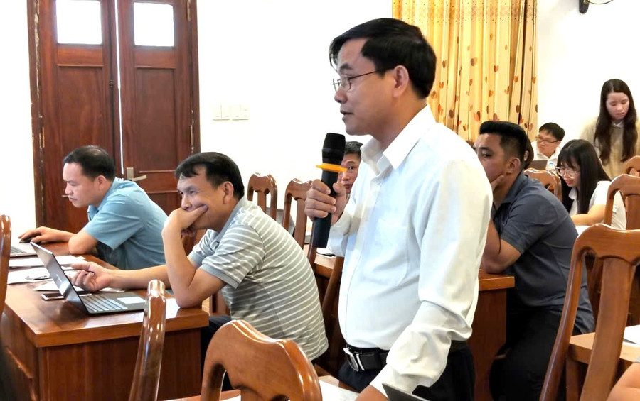 Ông Hoàng Văn Nam, Hiệu trưởng Trường THPT chuyên Lương Văn Tụy (Ninh Bình) nêu đề xuất tại Hội thảo. dai-dien-lanh-dao-so-gd-ninh-binh.jpg