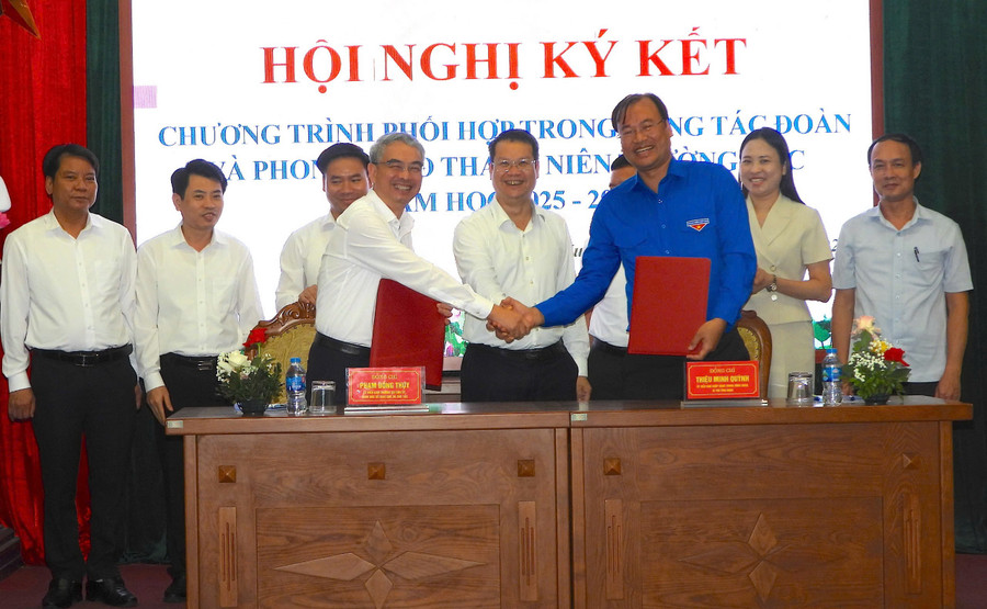 Đại diện lãnh đạo Sở GD&ĐT và Tỉnh đoàn Hưng Yên ký kết chương trình phối hợp trong công tác đoàn và phong trào thanh niên.