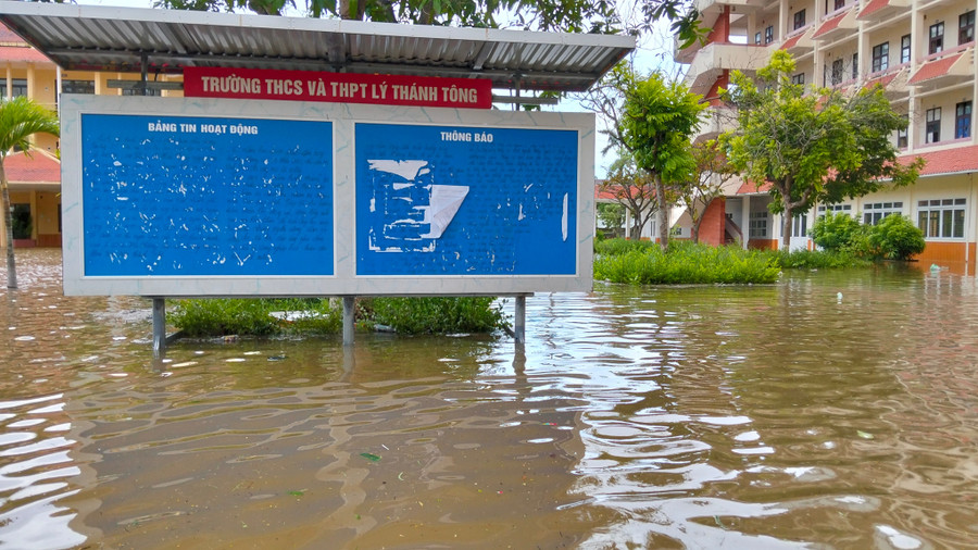 Trường THPT nội trú Đồ Sơn ngập sâu trong nước biển. img20250722171241.jpg