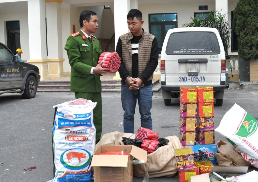 Bùi Văn Toàn và tang vật tại cơ quan công an