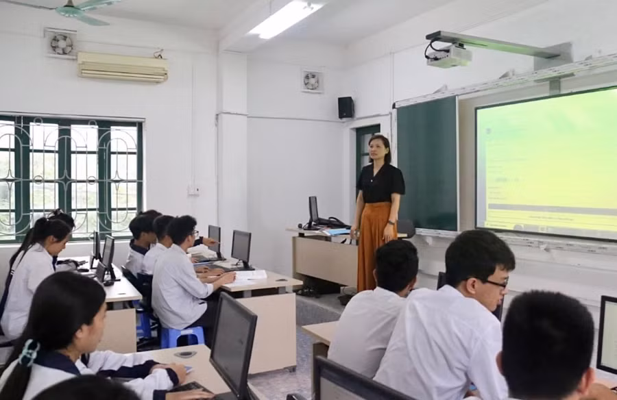 Giáo viên Trường THPT Nguyễn Du (TP Hải Dương) hướng dẫn học sinh lớp 12 đăng ký dự thi tốt nghiệp THPT 2025 tại trường