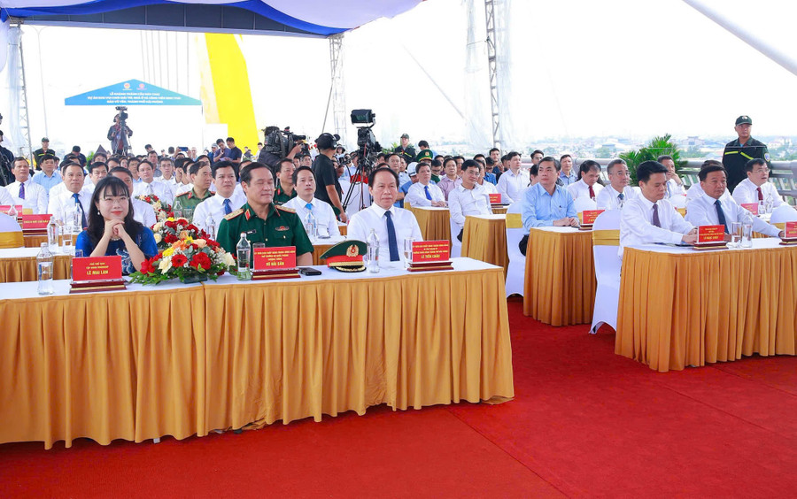 Đại diện lãnh đạo Bộ Quốc phòng, Bộ Xây dựng và TP Hải Phòng dự lễ khánh thành cầu Máy Chai bắc qua sông Cấm. khanh-thanh-quan-chuc.jpg