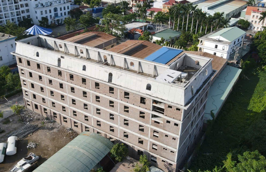 Công trình dãy phòng học 5 tầng được Trường Cao đẳng Bách Nghệ Hải Phòng xây dựng không có giấy phép vừa bị UBND phường Kiến An xử phạt 150 triệu đồng. cao-dang-bach-nghe.jpg
