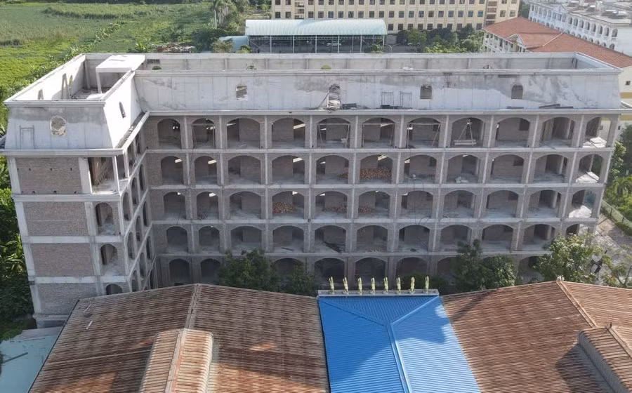 Công trình dãy phòng học 5 tầng được Trường Cao đẳng Bách Nghệ Hải Phòng xây dựng không có giấy phép vừa bị UBND phường Kiến An xử phạt 150 triệu đồng.