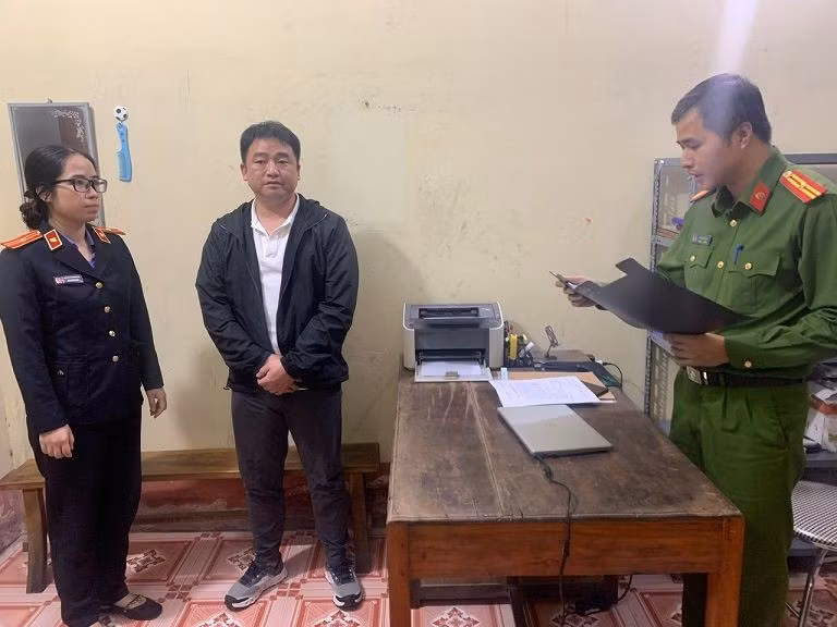 Cơ quan điều tra đọc lệnh bắt tạm giam bị can.