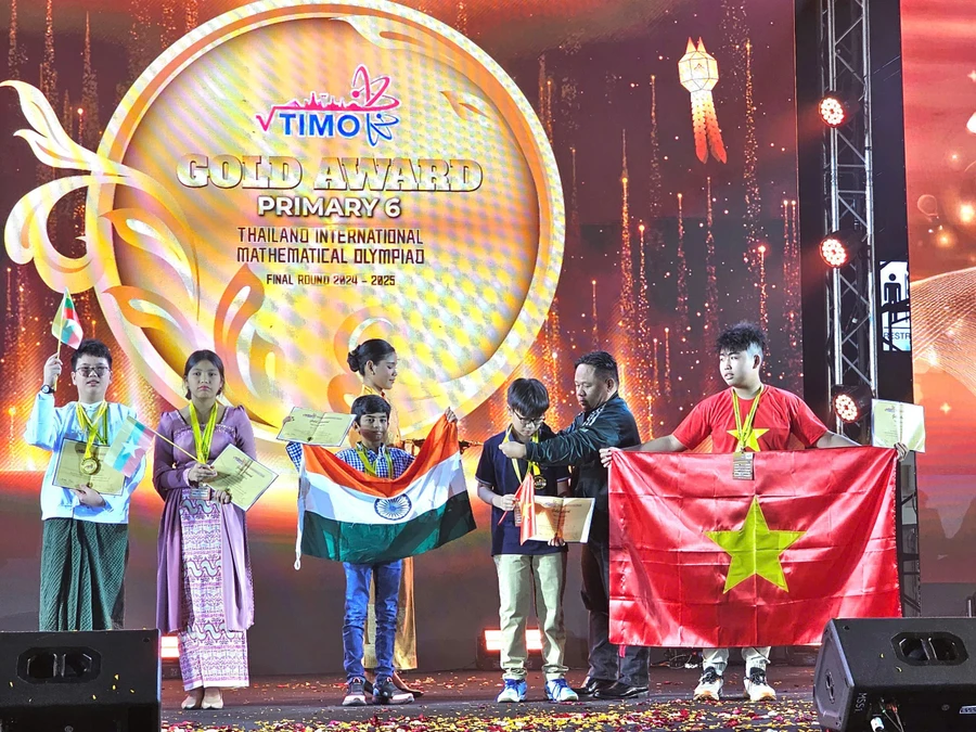 Em Đoàn Tuấn Nghĩa (ngoài cùng bên phải ảnh) giành Huy chương vàng tại Kỳ thi Olympic Toán học Quốc tế TIMO năm 2025 được tổ chức tại Thái Lan.