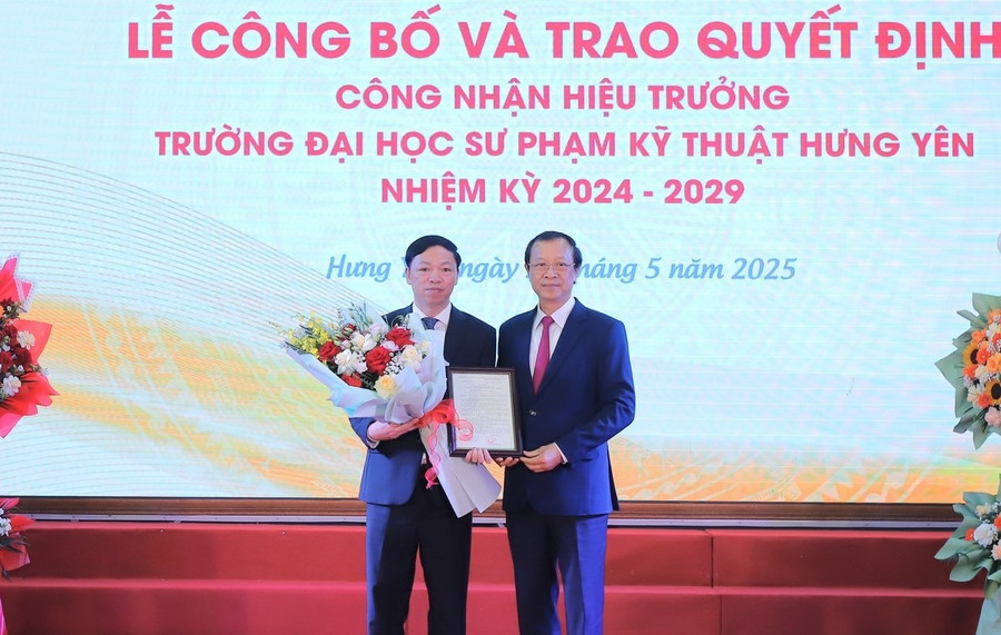Thứ trưởng Bộ GD&ĐT Phạm Ngọc Thưởng trao quyết định của Bộ trưởng Bộ GD&ĐT cho PGS.TS Bùi Trung Thành. su-pham.jpg