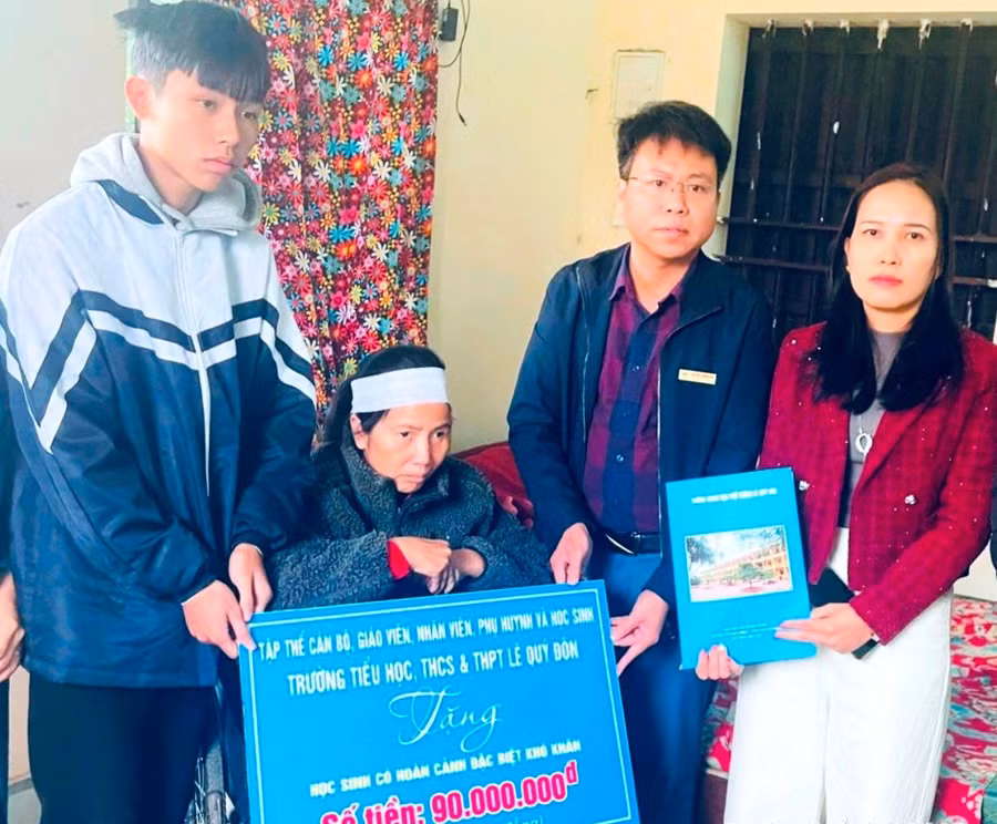 Lãnh đạo Trường Liên cấp Tiểu học, THCS và THPT Lê Quý Đôn trao tặng học sinh Vũ Văn Chiến cùng gia đình 90 triệu đồng