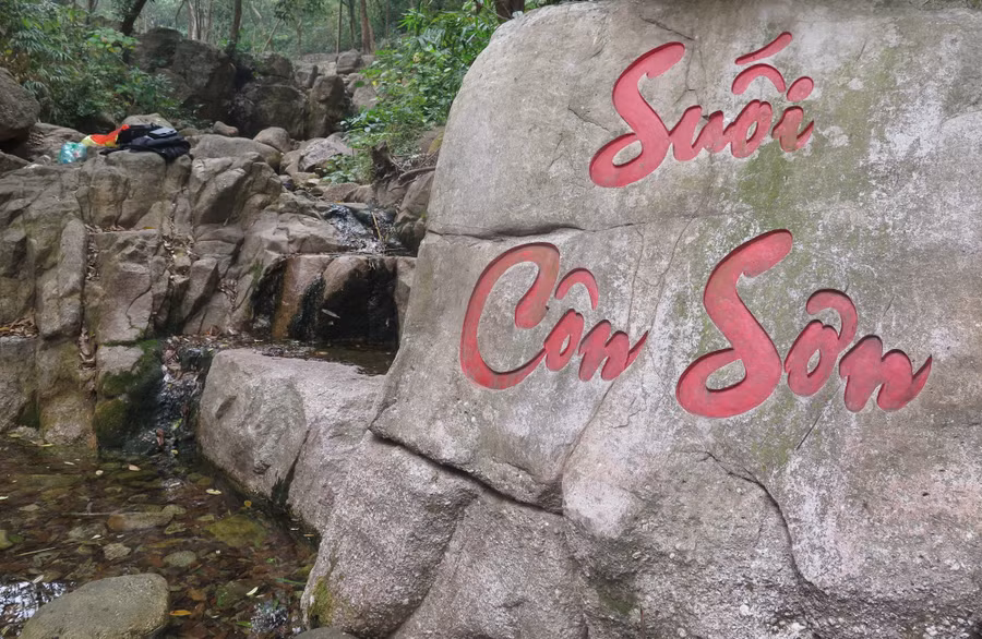 Khi thời tiết không mưa, suối Côn Sơn gần như khô kiệt.