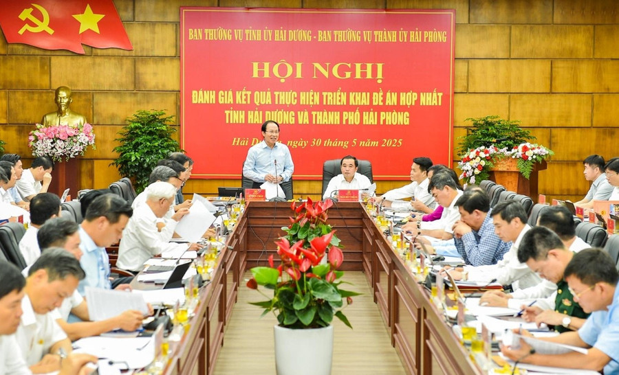 Bí thư Thành uỷ Hải Phòng Lê Tiến Châu và Bí thư Tỉnh uỷ Hải Dương Trần Đức Thắng chủ trì hội nghị. hop-1.jpg