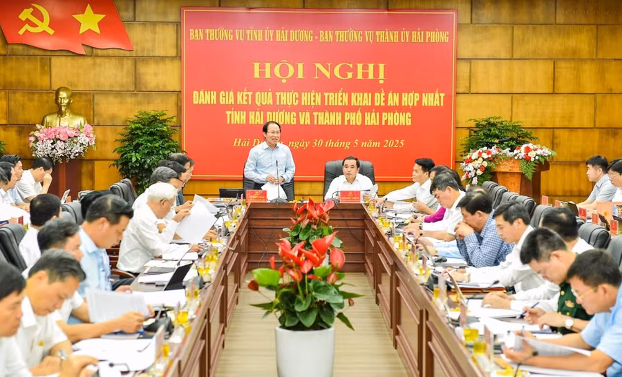 Bí thư Thành uỷ Hải Phòng Lê Tiến Châu và Bí thư Tỉnh uỷ Hải Dương Trần Đức Thắng chủ trì hội nghị.