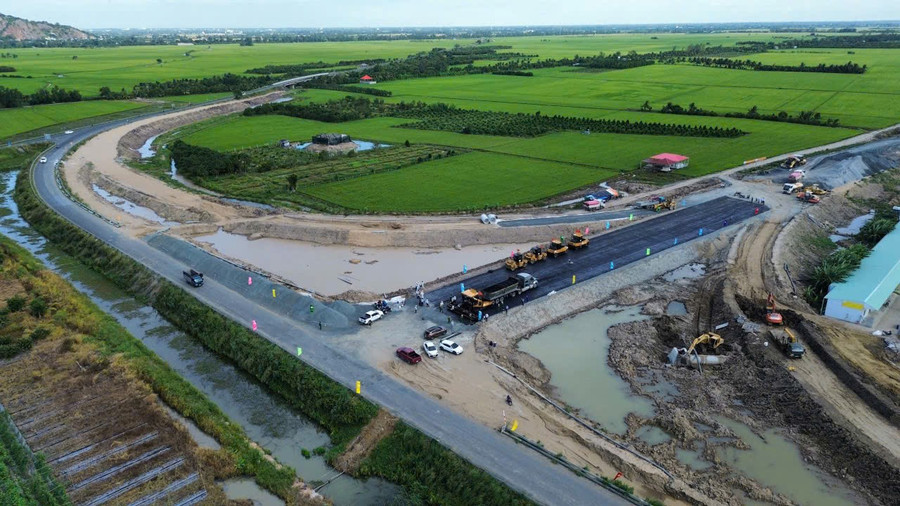 Tuyến cao tốc Châu Đốc – Cần Thơ – Trần Đề được kỳ vọng tạo động lực phát triển mới cho vùng Đồng bằng sông Cửu Long. Ảnh: Tạ Quang.
