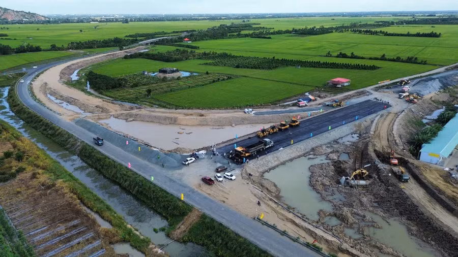 Tuyến cao tốc Châu Đốc – Cần Thơ – Trần Đề được kỳ vọng tạo động lực phát triển mới cho vùng Đồng bằng sông Cửu Long. Ảnh: Tạ Quang.