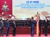 Phó Thủ tướng gắn Huân chương Lao động lên Lá cờ truyền thống của Trường THPT Chuyên Khoa học Tự nhiên.