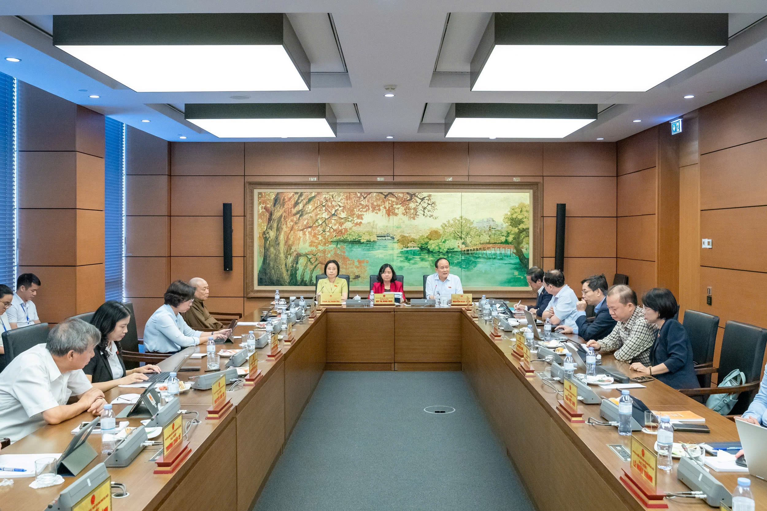 Quang cảnh phiên thảo luận tại tổ 1, Đoàn ĐBQH TP Hà Nội chiều 22/5. Ảnh: Quochoi.vn to-1.jpg