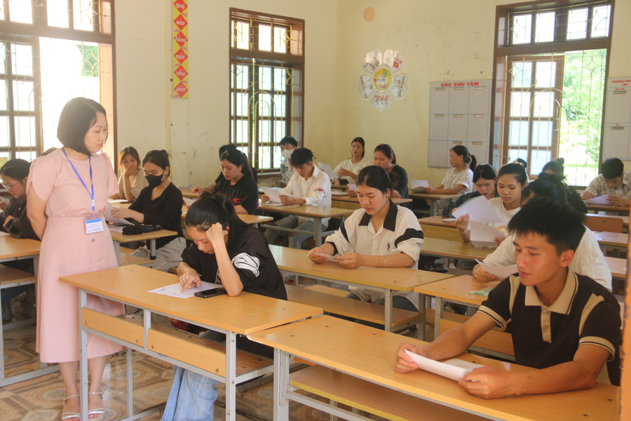 Nhiều thí sinh chưa hài lòng với kết quả làm bài thi. img-8036.jpg