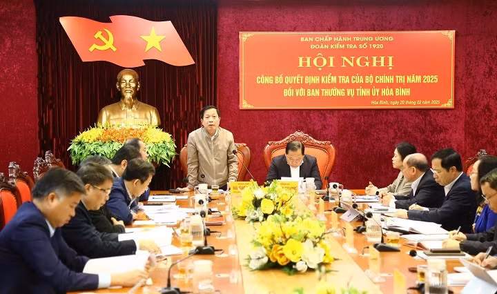 Đoàn kiểm tra công bố quyết định kiểm tra của Bộ Chính trị năm 2025 đối với Ban Thường vụ Tỉnh ủy Hòa Bình. 