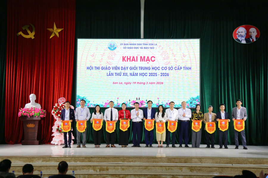 Lãnh đạo Sở GD&ĐT tỉnh Sơn La trao cờ lưu niệm cho các đơn vị tham gia hội thi.