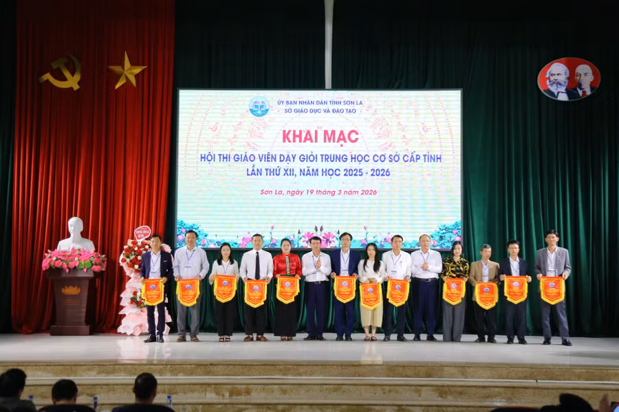 Lãnh đạo Sở GD&ĐT tỉnh Sơn La trao cờ lưu niệm cho các đơn vị tham gia hội thi.