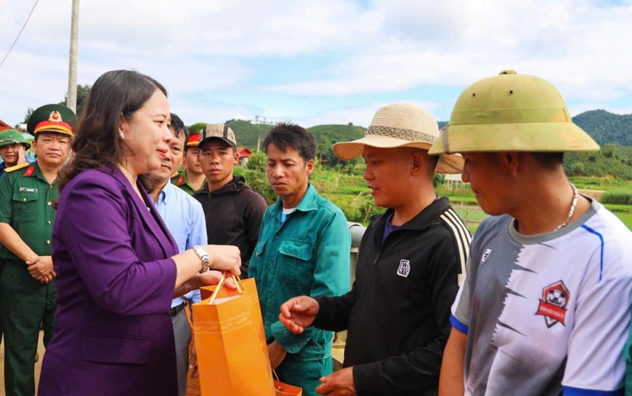 Phó Chủ tịch nước Võ Thị Ánh Xuân thăm hỏi và tặng quà người dân.