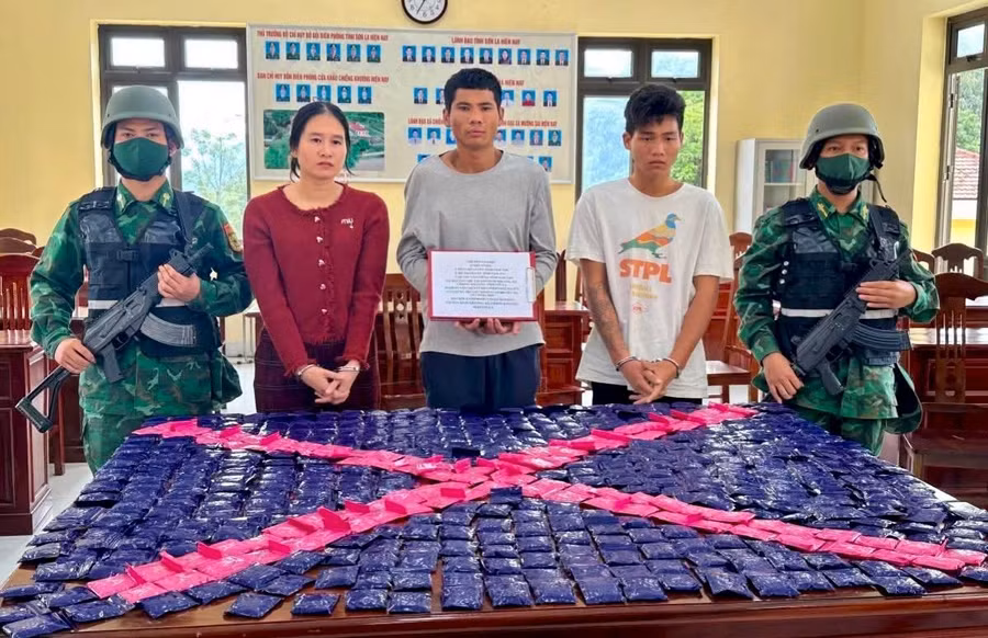 Lực lượng chức năng bắt giữ các đối tượng cùng tang vật.