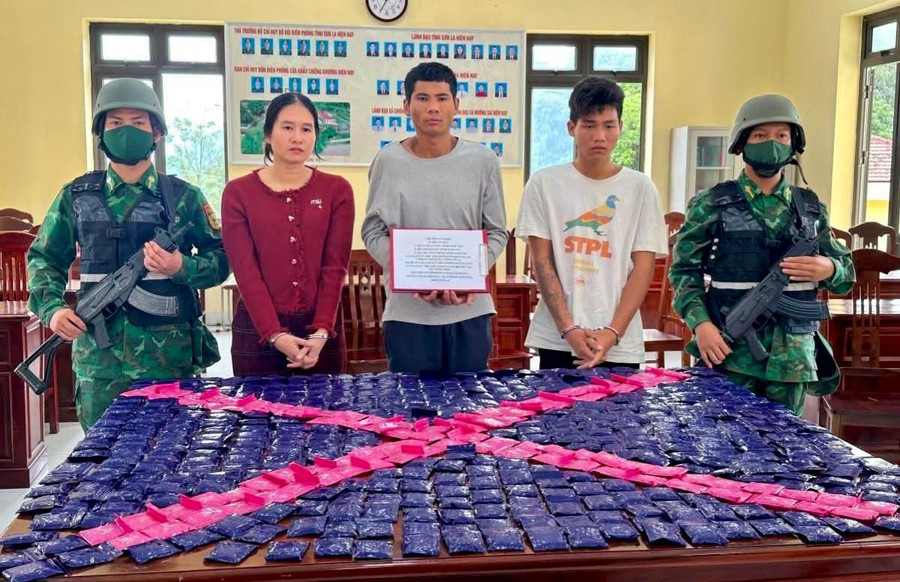 Lực lượng chức năng bắt giữ các đối tượng cùng tang vật.