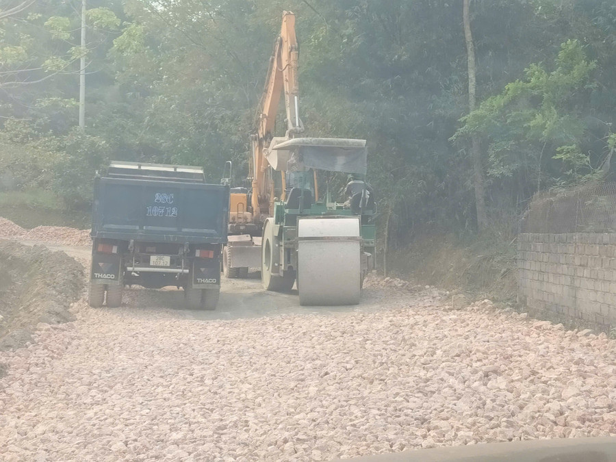 Việc mở rộng, nâng cấp đường giao thông được Ban chỉ đạo nhà thầu thi công đúng tiến độ. z6826622825624-caa720d18091bccec00509765ac0cdb5.jpg
