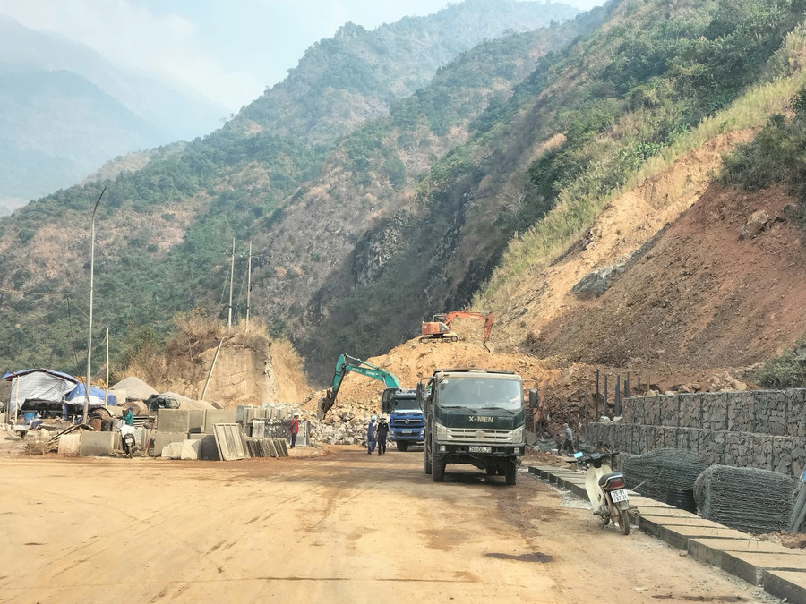 Ngoài xây dựng mới đường, Sở Xây Dựng tỉnh Sơn La còn chú trọng sửa chữa, nâng cấp đường giao thông. z6826622919946-123da7c7b7ed5e22f0d41184494c3769.jpg