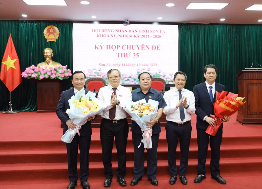 Ông Hà Trung Chiến (người đầu tiên bên trái), Bí thư Đảng uỷ, phường Tô Hiệu được bầu giữ chức vụ Phó Chủ tịch UBND tỉnh Sơn La.