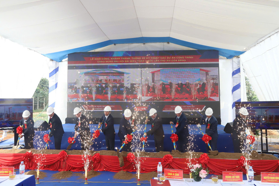 Các đại biểu khởi công Dự án nhà máy nước Chiềng Dong.