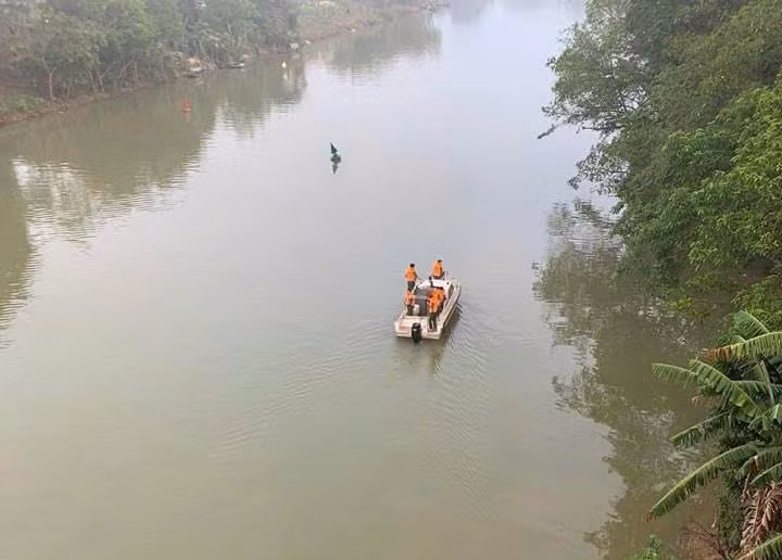 Nhận được thông báo, lực lượng chức năng đã tổ chức tìm kiếm thi thể nạn nhân trên sông Bôi.