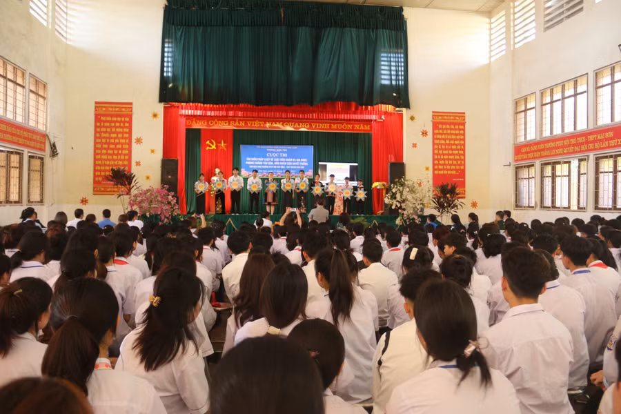 Trường PTDT Nội Trú THCS và THPT huyện Mai Sơn tổ chức ngoại khóa phòng chống thuốc lá.