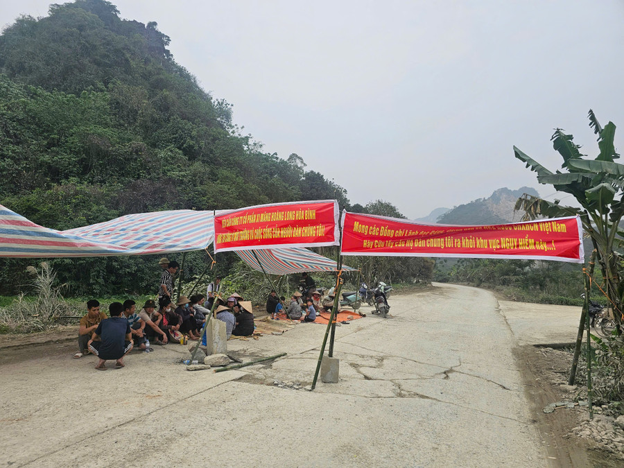 Người dân chặn đường vào Nhà máy xi măng Hoàng Long.