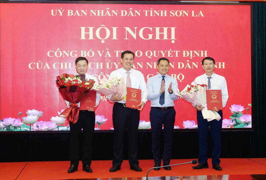 Ông Nguyễn Đình Việt, Chủ tịch UBND tỉnh Sơn La (người thứ 2 từ phải sang) trao quyết định cho các tân Giám đốc Sở.