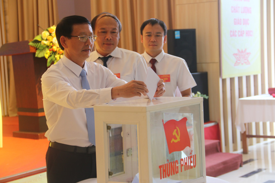 Các đại biểu bỏ phiếu bầu Ban Chấp hành Đảng bộ Sở GD&ĐT nhiệm kỳ 2025 - 2030. img-8279.jpg