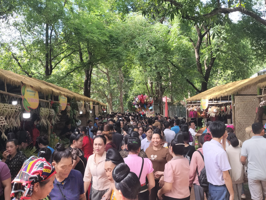 Đông đảo người dân đến tham gia trải nghiệm hội xoài tại bản Khá, xã Sặp Vạt. img20250530151936.jpg