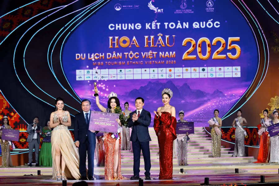 Ban Tổ chức trao vương miện cho tân Hoa hậu Trần Minh Phương.