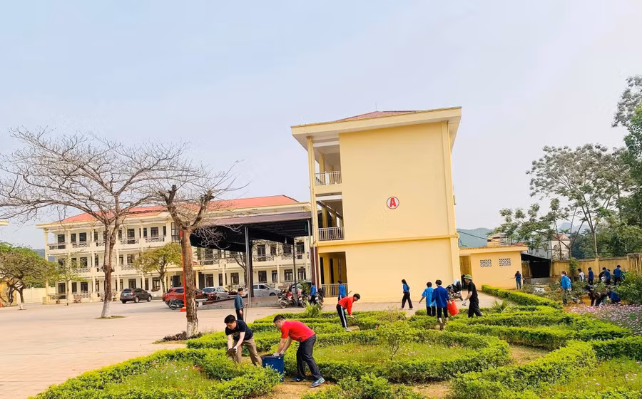 Trường học THPT huyện Yên Thủy B được xây dựng khang trang, sạch đẹp, giúp học sinh yên tâm học tập.