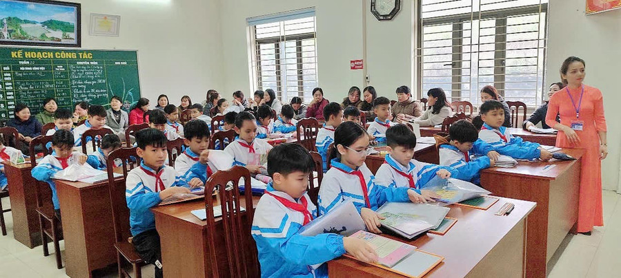 Một tiết dạy mẫu tại trường Tiểu học Thanh Hà, huyện Lạc Thuỷ. chu-trong-xay-dung-truong-hoc-4.jpg