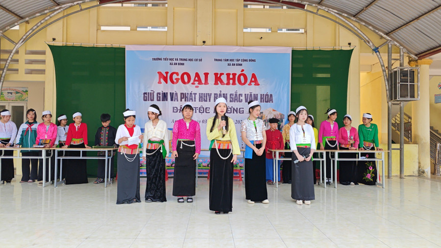 Học sinh trường TH&THCS xã An Bình, huyện Lạc Thủy tham gia buổi ngoại khóa. chu-trong-xay-dung-truong-hoc-1.jpg