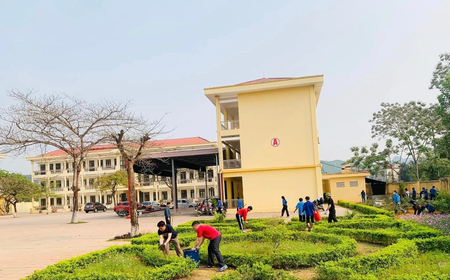 Trường học THPT huyện Yên Thủy B được xây dựng khang trang, sạch đẹp, giúp học sinh yên tâm học tập.