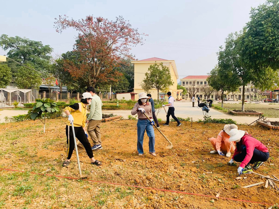 Giáo viên trường THPT huyện Mai Châu "thiết kế" vườn hoa, xây dựng khuôn viên trường học. chu-trong-xay-dung-truong-hoc-3.jpg