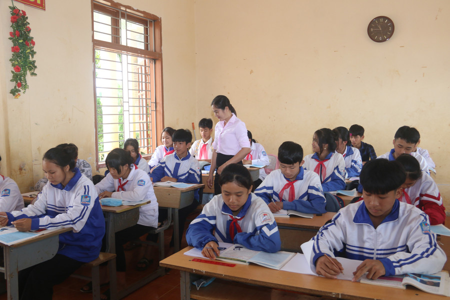 Cô và trò trường Tiểu học - THCS Mường Bon trong giờ học tại lớp. img-7950.jpg