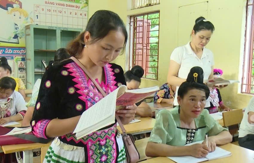 Các học viên được giáo viên hướng dẫn tập đọc tại lớp học.