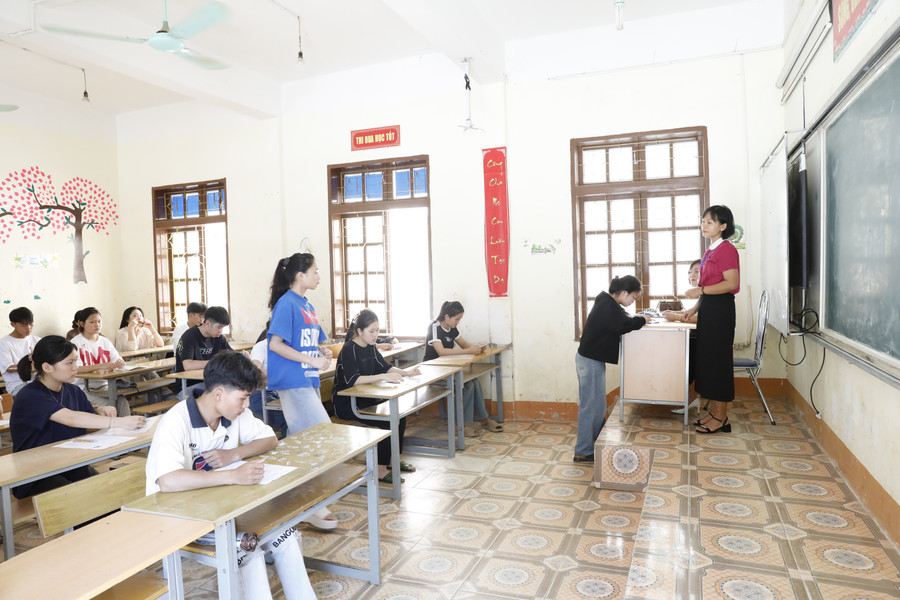 Thí sinh dự thi tại điểm thi trường THPT huyện Bắc Yên làm thủ tục.